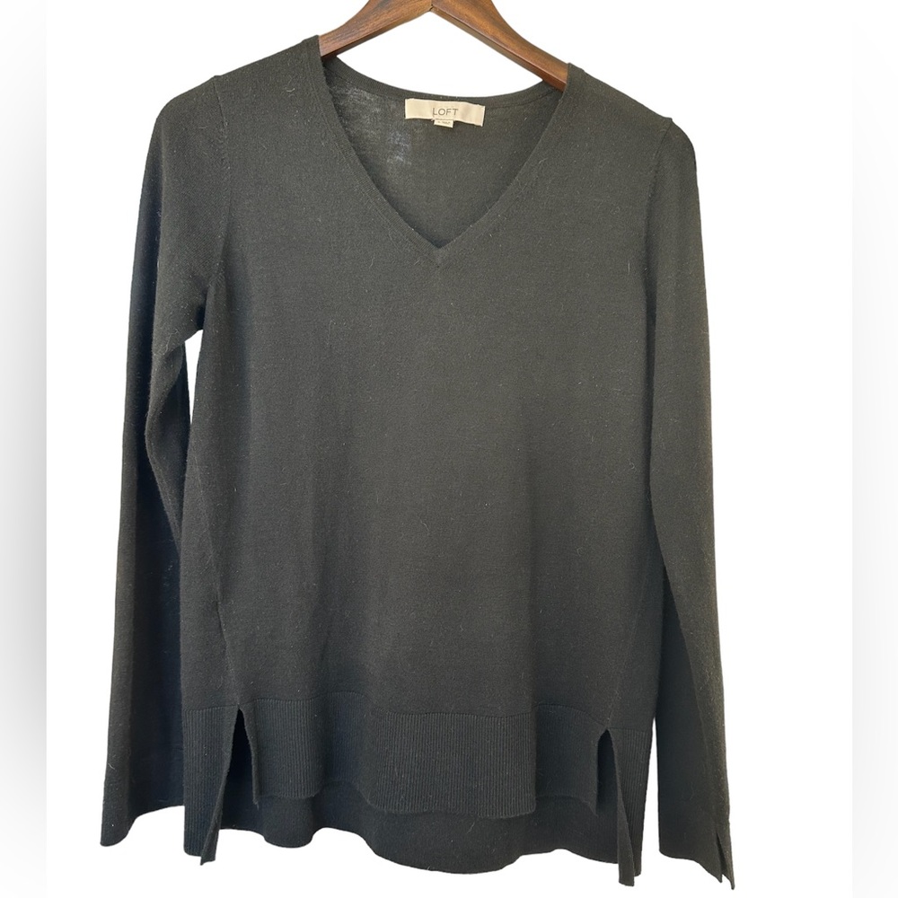 🐞EUC Black Anne Taylor LOFT V neck lightweight sweater with side skits